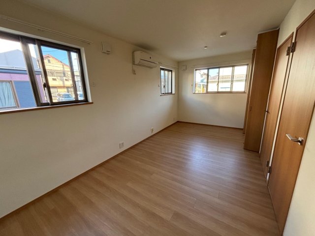 東八幡1丁目ヘーベル戸建 1Fの9畳です。収納が2箇所あります。