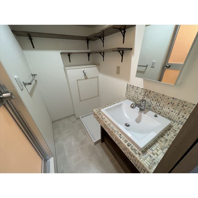 ヴィルヌーブ(Ville Neuve)103号室 室内洗濯機置場・上に棚あり