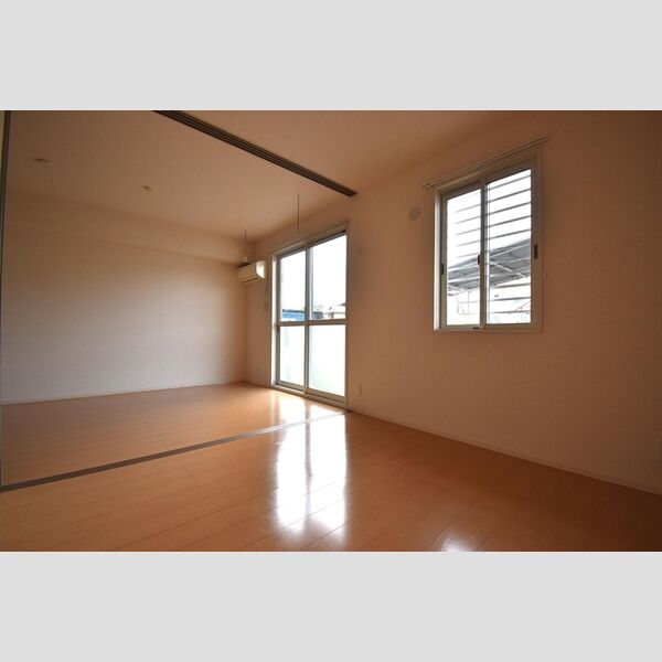 アーク・ド・ルミエール106号室 洋室+LDK帖(仕切りのスライド扉を開けた状態です)