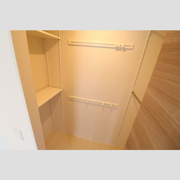 グランシャリオ・ヴィラ　B棟101号室 クローゼット