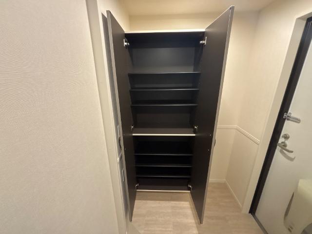 レヴメゾン神山六番館302号室 下駄箱（イメージ）