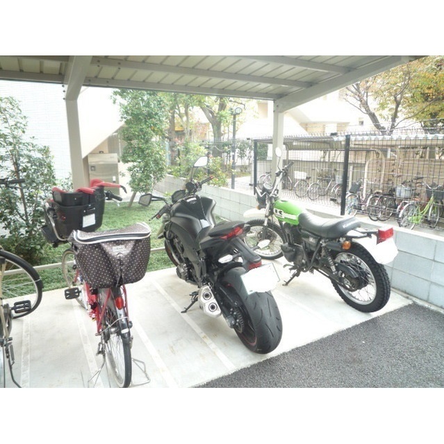 レフィナード205号室 バイク置き場