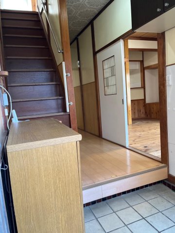 鳩ケ谷戸建 明るい玄関です