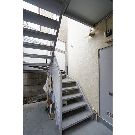 ラークテラス0101号室 共用部階段