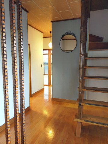 高塚新田1戸建て 明るいエントランス