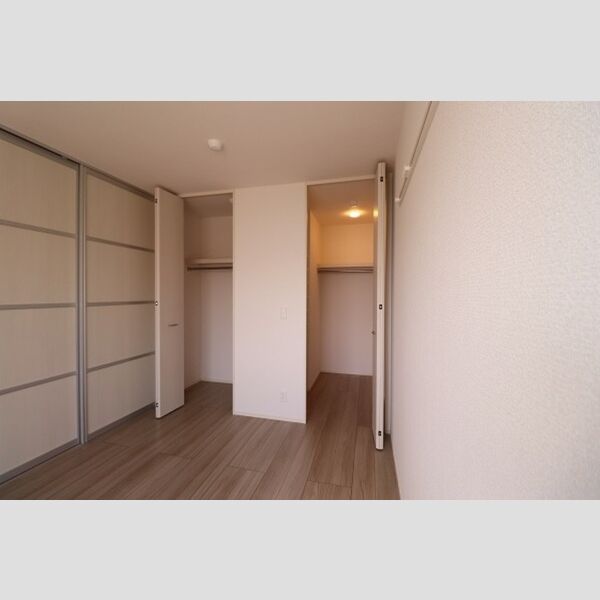 カーサリオ204号室 洋室ウォークインクローゼットとクローゼット
