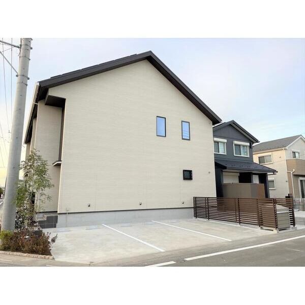 ブリエ・アンB号室 駐車場