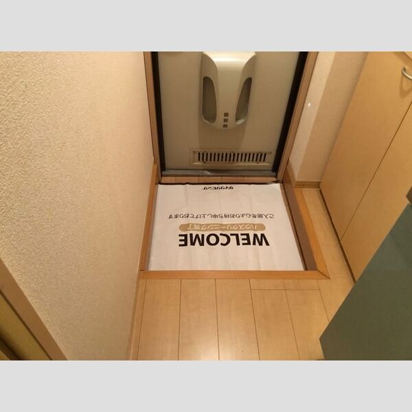 ロイヤルクレスト 五号館105号室 玄関