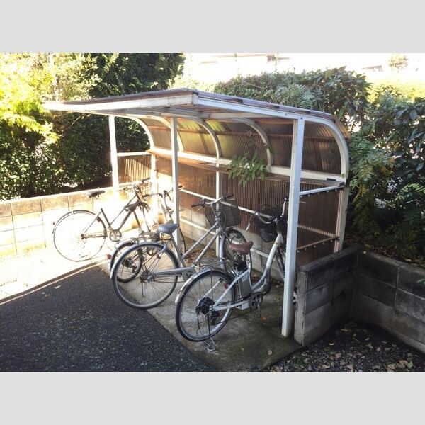 シャンプル中村 屋根付駐輪場