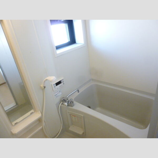 プランドール市川303号室 追い炊き給湯機能付き浴室(小窓付)