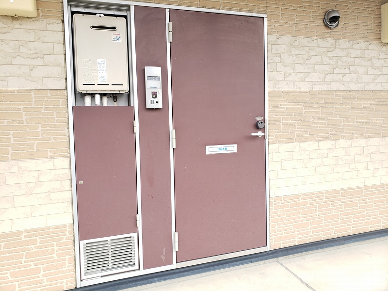 レオパレスむつみ 玄関