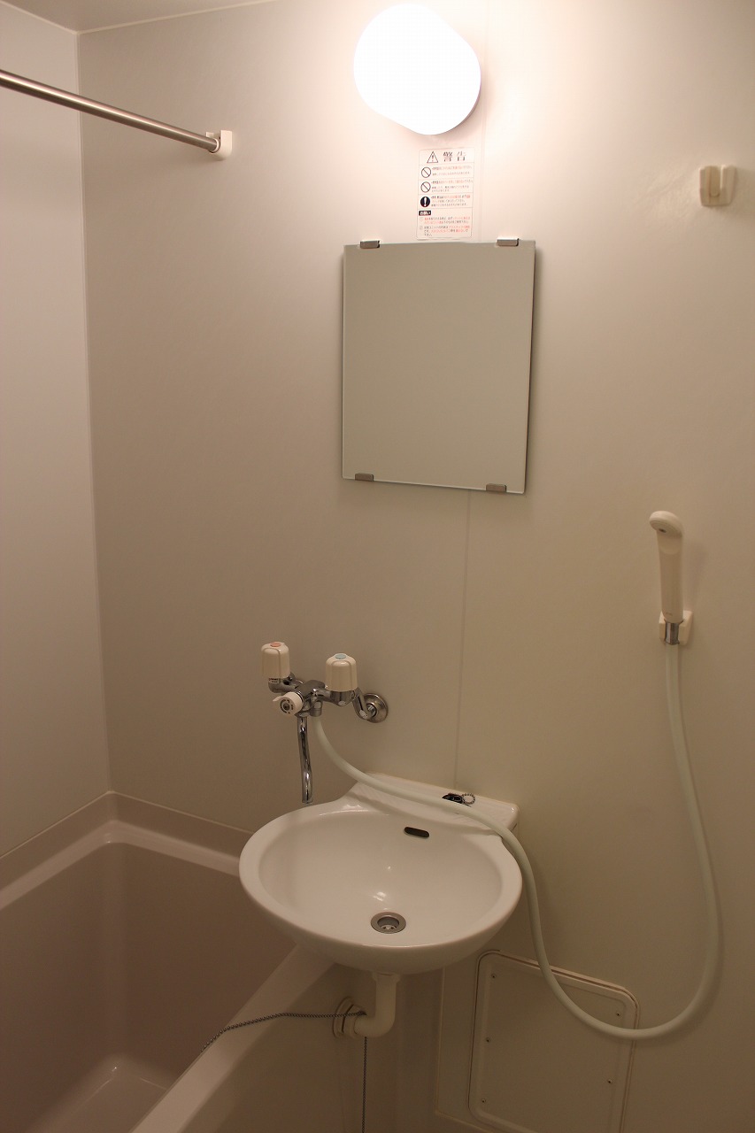 レオパレスララハウス101号室 ユニットバス・洗面台付