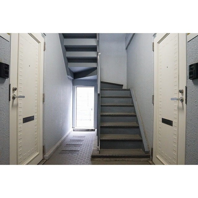 カーサグリスメイユー0104号室 共用部階段