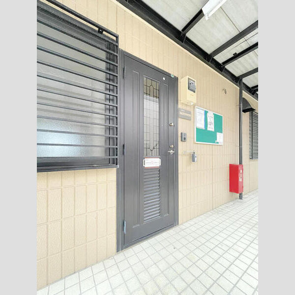 イーストベルヴィ101号室 玄関扉