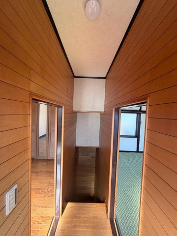 富士見市羽沢戸建て 2階廊下からベランダに出れるので洗濯ものを干せる。