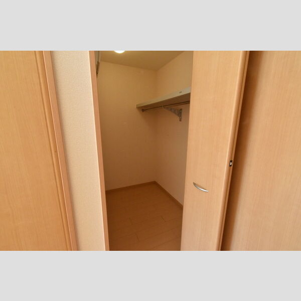 ファミール多摩平205号室 ウォークインクロゼット