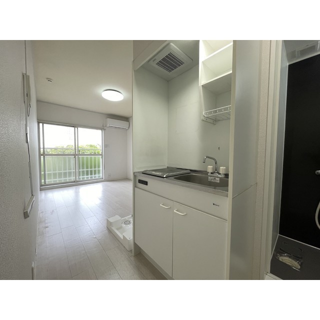 スリーパインズ204号室 内観