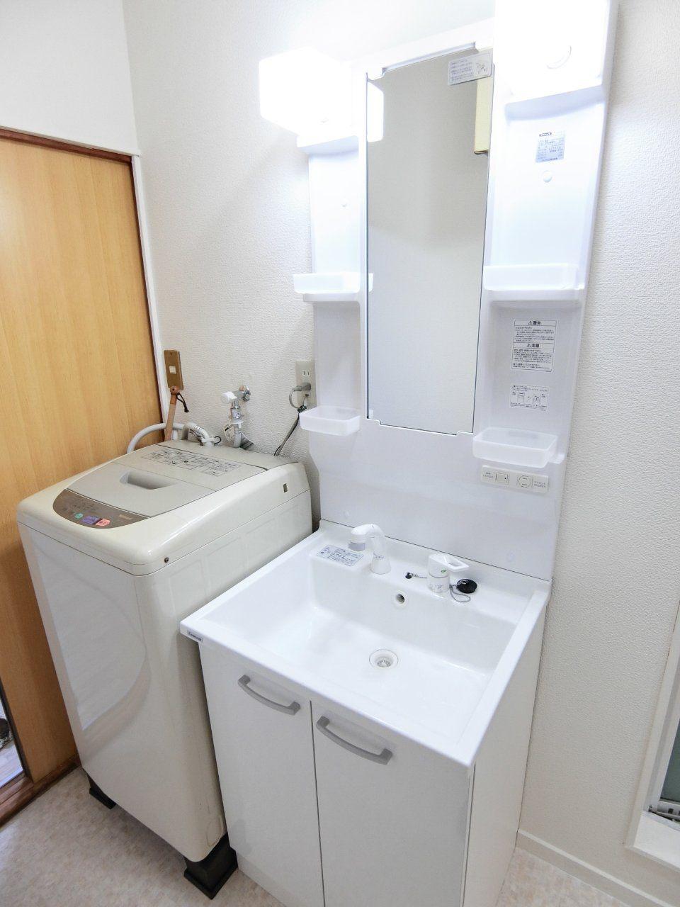 サンホワイト 新調した独立洗面台は給湯シャワー付きで大型鏡と小物置き十分