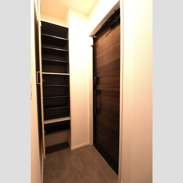 グラナーデ西大泉 玄関