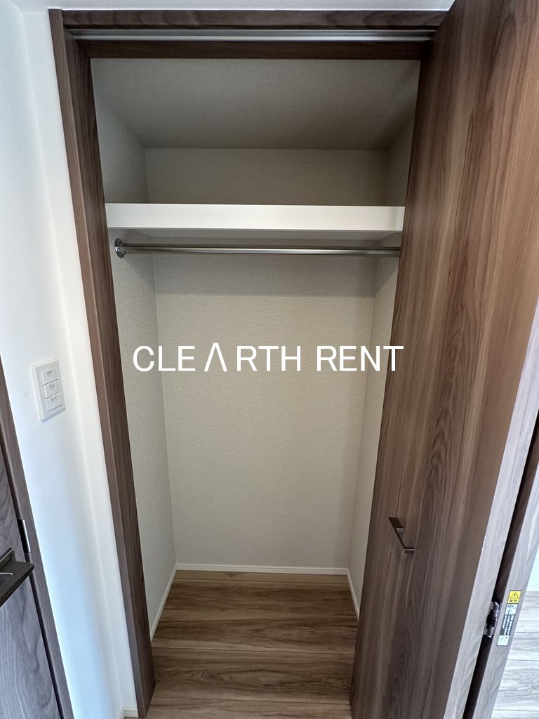 コンシェリア東京 ＜ＨＩＧＡＳＨＩＪＵＪＯ ＲＥＳＩＤＥＮＣＥ8階 収納に便利な枕棚を備えたクローゼットを採用