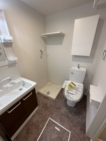 ウィルジューン六浦103号室 洗面所に独立洗面台・トイレ・室内洗濯機置場があります！