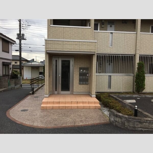 ユヌ　ファシリテ 建物入り口