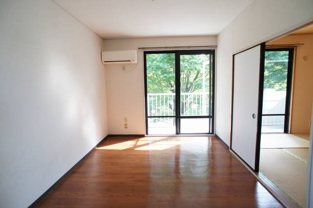 コーポ白百合　Ｅ棟E202号室 リビング