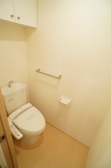 Ａｄａｇｉｏ トイレ（洗浄便座タイプ）上部に収納ついてます♪