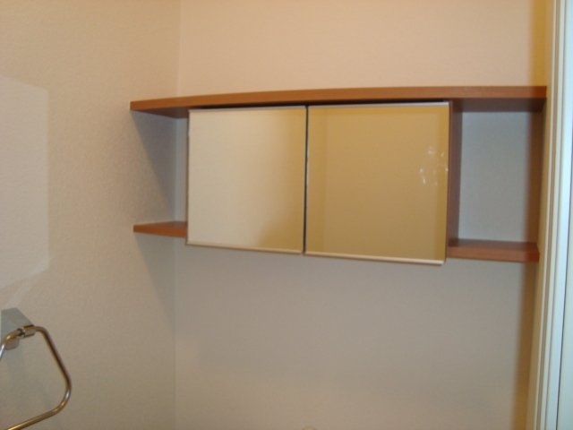 シャルマン湘南　Ａ棟 トイレ戸棚