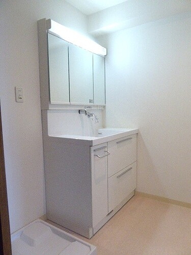 ライオンズマンション西巣鴨 ３面鏡付化粧台　※前回募集時2020年3月撮影の写真