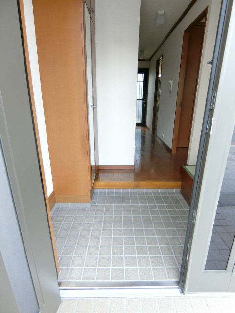 元郷一丁目貸家 天井まであるシューズボックスあり