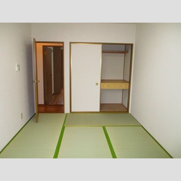 トリニシティ　壱番館102号室 物入れ