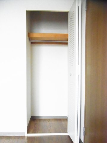 シャトー秋葉町 洋室１　収納　※別号室の参考写真です(現況優先・仕様違いの場合あり)