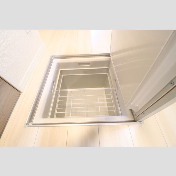 ローズ　ハーモニー102号室 キッチン床下収納