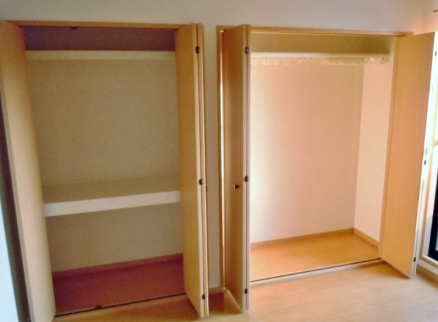 ヴィラプレドミナント0302号室 洋室　収納　※別号室の参考写真です(現況優先・仕様違いの場合あり)