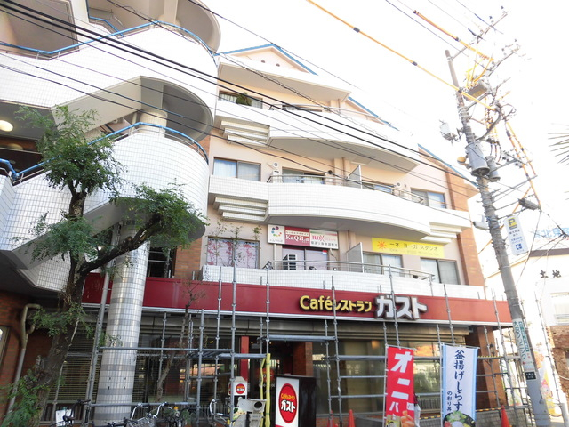 ジュネス大倉山 【その他】ガスト大倉山駅前店まで100ｍ
