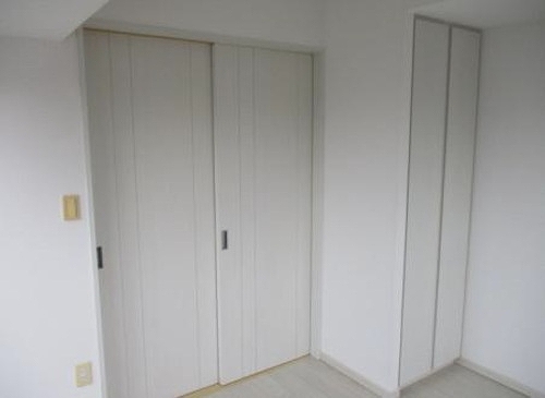 ライオンズ鶯谷マークスフォート 南側洋室　約5.0畳クロゼット　※2025年12月撮影の写真