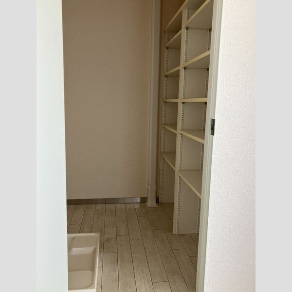 SUCCEED GARDEN　E キッチンの裏にはパントリー有