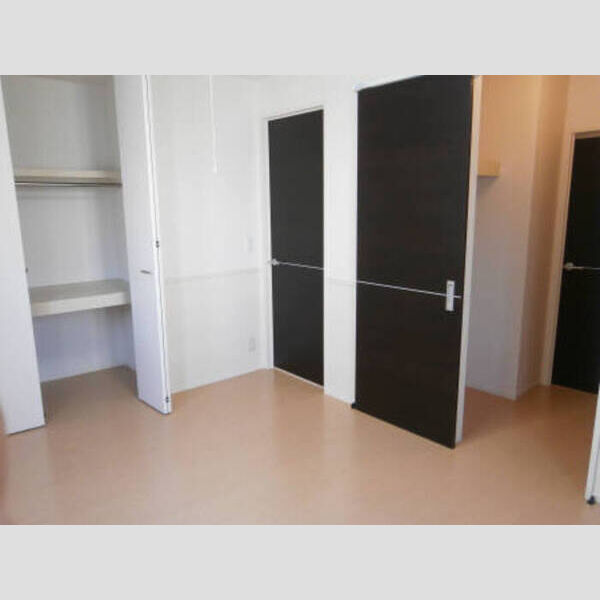 アプローズ・アイ もう一つの洋室には、洗面室へ続くウォークスルークローゼットが。