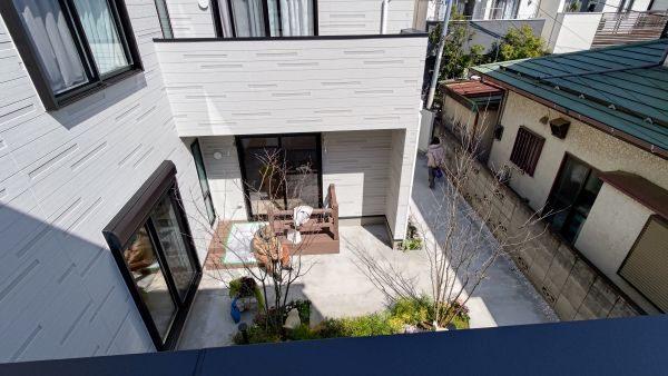 asagaya+ 中庭を見下ろす