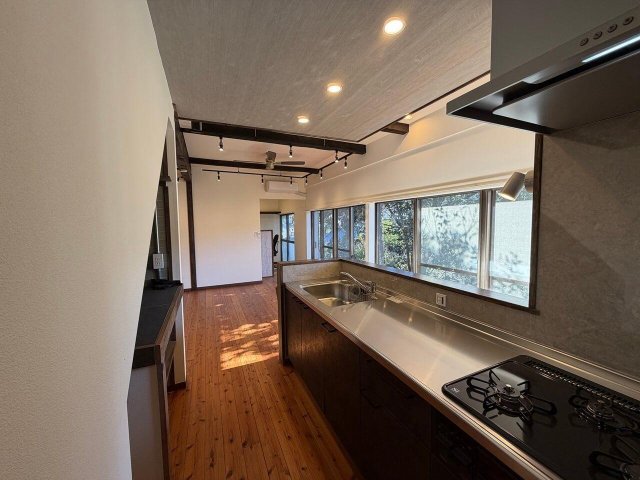 大人の隠れ家ヴィンテージ一軒家 3口コンロ大型システムキッチン