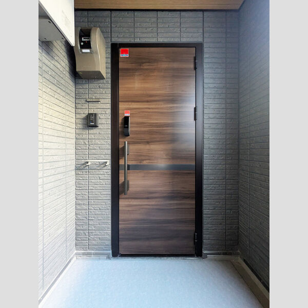 D-ROOM PREMIUM 多磨霊園駅205号室 玄関ドア