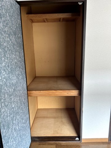 コーポちとせ 6帖洋室にも収納あり