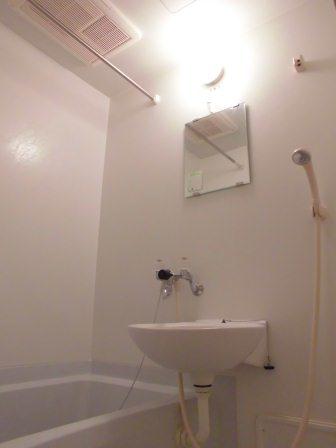 レオパレスＹＴ５ 雨の日にも便利な浴室乾燥機付き