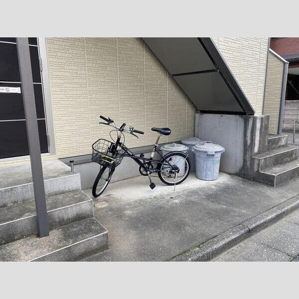 トレビュー松原101号室 駐輪場