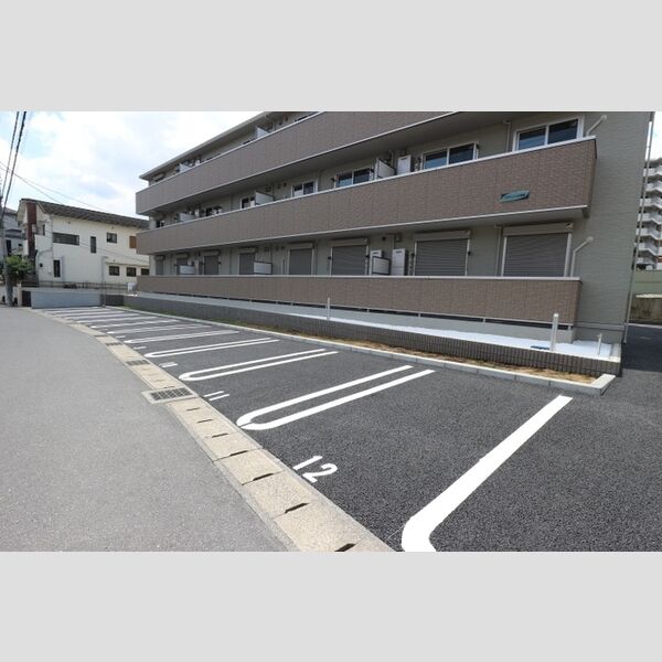 アヴェニール明原 駐車場