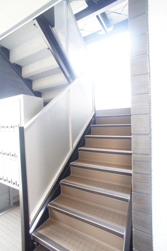 リブリ・YKBA北戸田1階 階段