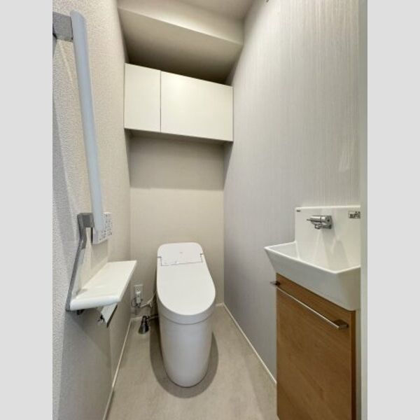 グリナージュ　リリア203号室 トイレ(温水洗浄便座)上部には棚あり手洗いもあり♪