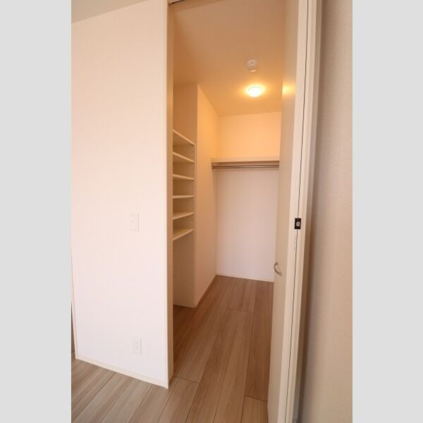 カーサリオ204号室 ウォークインクローゼット内部