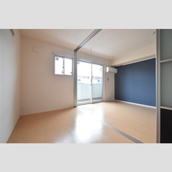 マリアエレナ303号室 居室とリビングダイニング